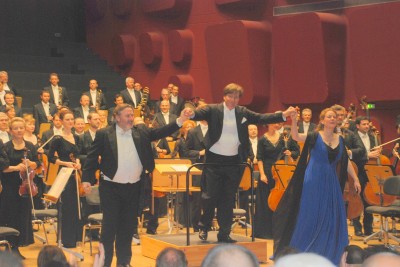 Simon O´Neill, Marko Letonja and Christianne Stotjin receives ovations from the audience in font of Strassbourg Philharmonic Orchestre after Gustav Mahlers "Das Lied von der Erde" 
. Photo: Henning Høholt