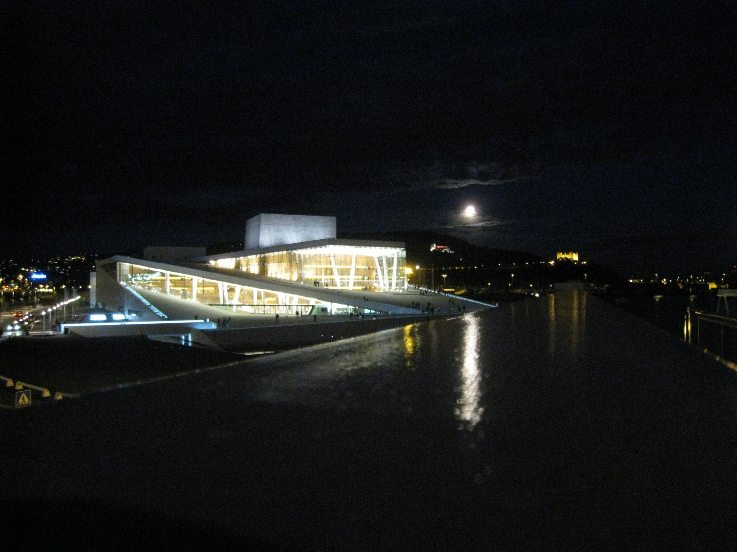 Operaen i Bjørvika med fullmåne. Foto: Henning Høholt