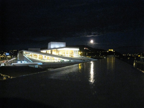 Operaen med fullmåne, foto Henning Høholt