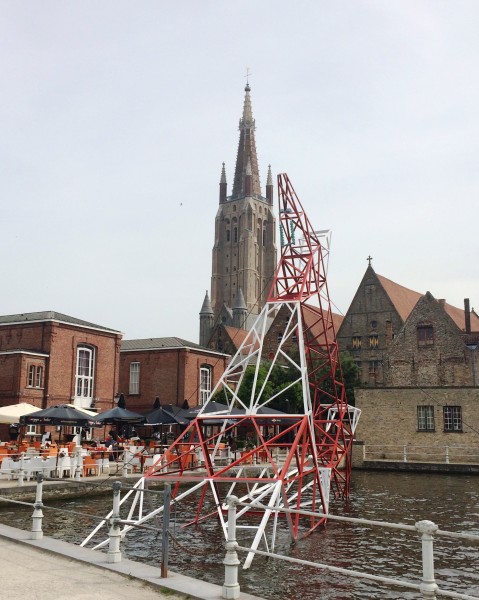 HEHE - Undercurrent installation. Helen Evans and Heiko Hansen has made this installation. Which has a special background, as in Brugge you dont see any electrical leathers in the the city, every thing is hidden under sthe streets. This inspired these two artists to buikld A high voltage mast, intothe water at Saint John´s Hospital, into the canal in the center of Bruges.  Foto Henning Høholt