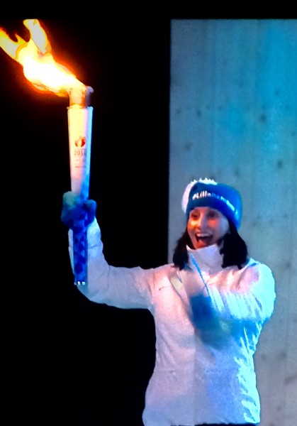 Marit Bjørgan, 6 gange OL vinner bringer den Olympiske Ild inn på stadion 
. Foto Henning Høholt