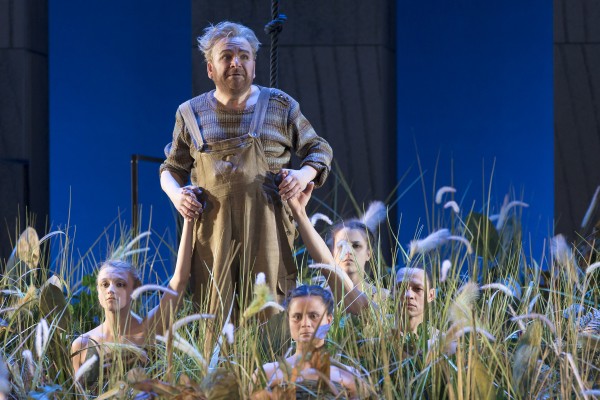 More from Siegfried with the dancers in the grass. Foto Tom Schulze