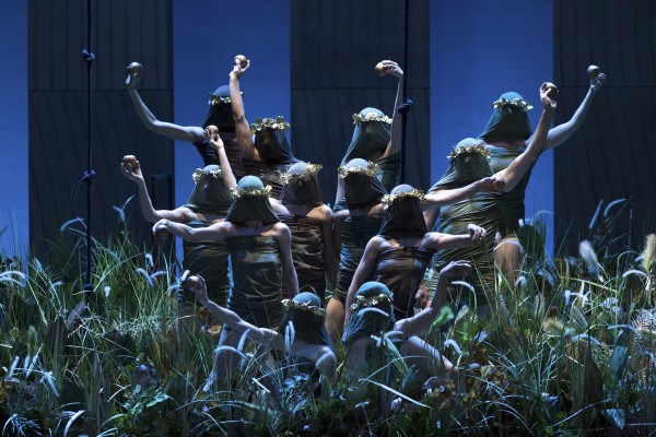 A very good example of how well Rosamund Gilmore has used her dancers to make the stage pictures alive by using her brilliant dancers in function ions like this, where it is the grass in the garden in Siegfried which is coming alive. Foto Tom Schulze.