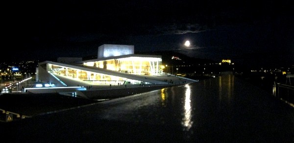 Operaen med fullmåne. Foto Henning Høholt
