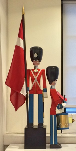 Kay Bojesen, De berømte gardister fra Den Kongelige Livgarde i rød galle uniform, med flag og tromme 


<div title=
